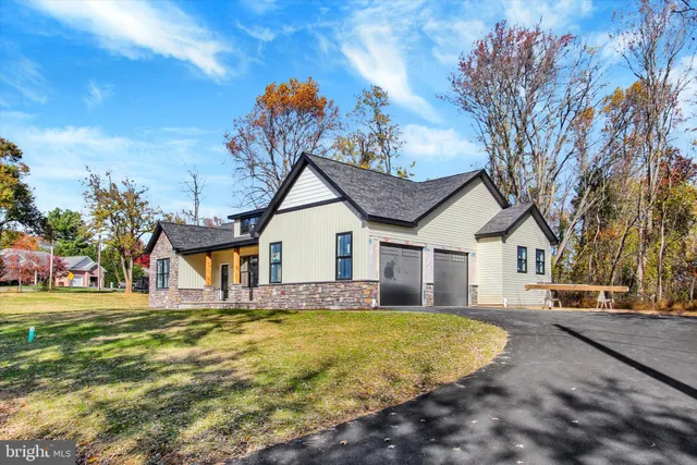 a view of a house with backyard and trees