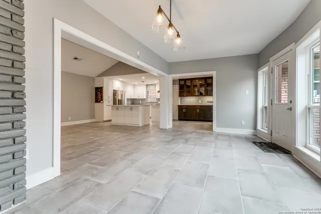a view of a livingroom with furniture and a ceiling fan