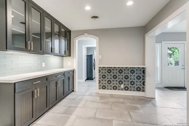 a view of entryway with kitchen