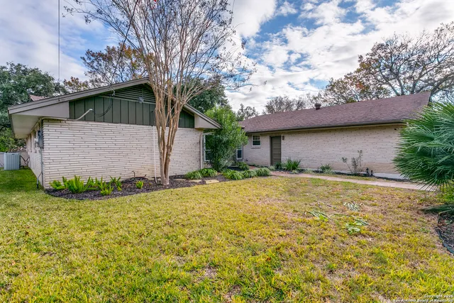a view of a house with backyard and garden