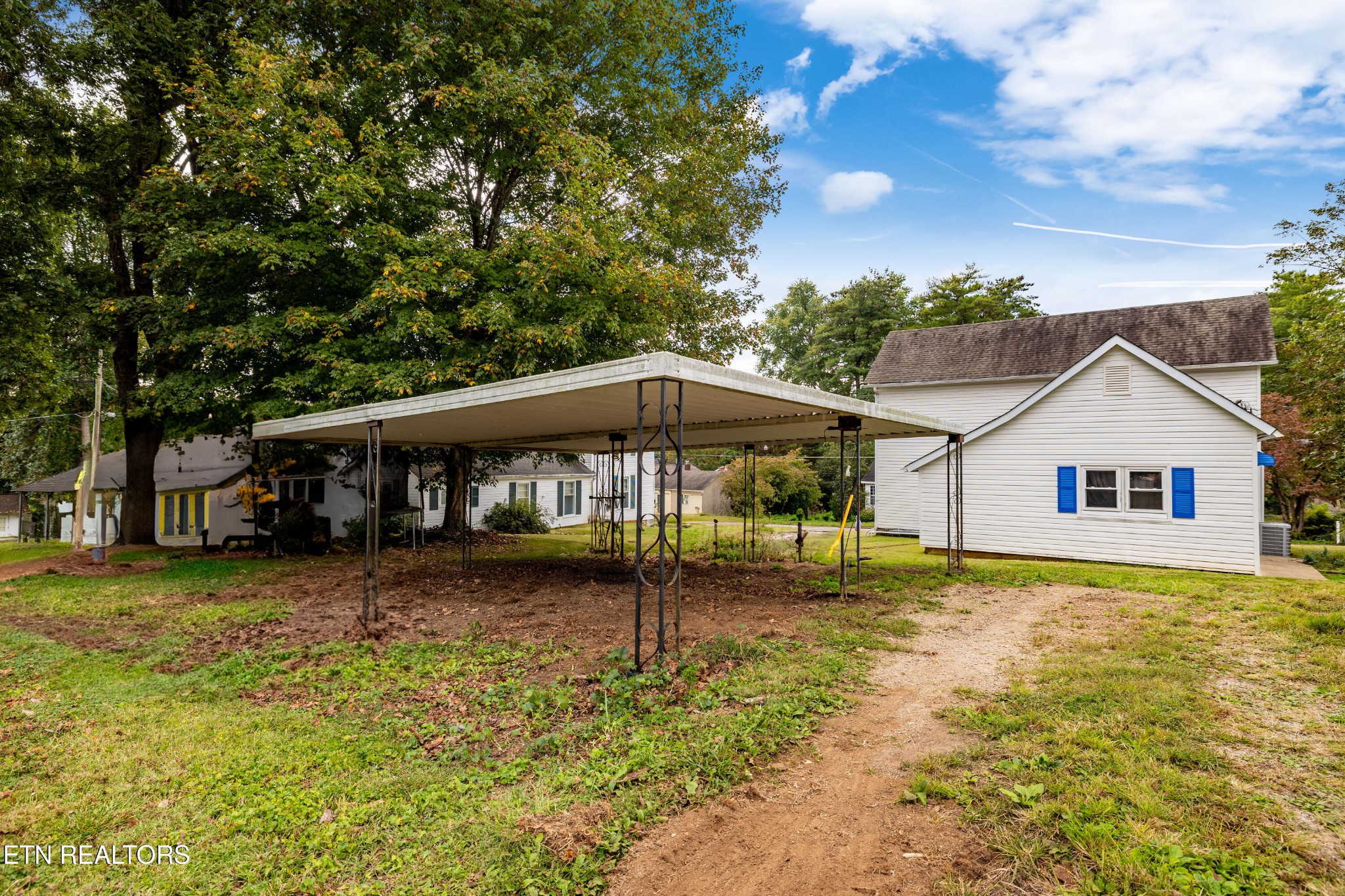706 Broad Street Sweetwater, TN 37874 - Photo 26 of 28 a backyard of a house with table and chairs