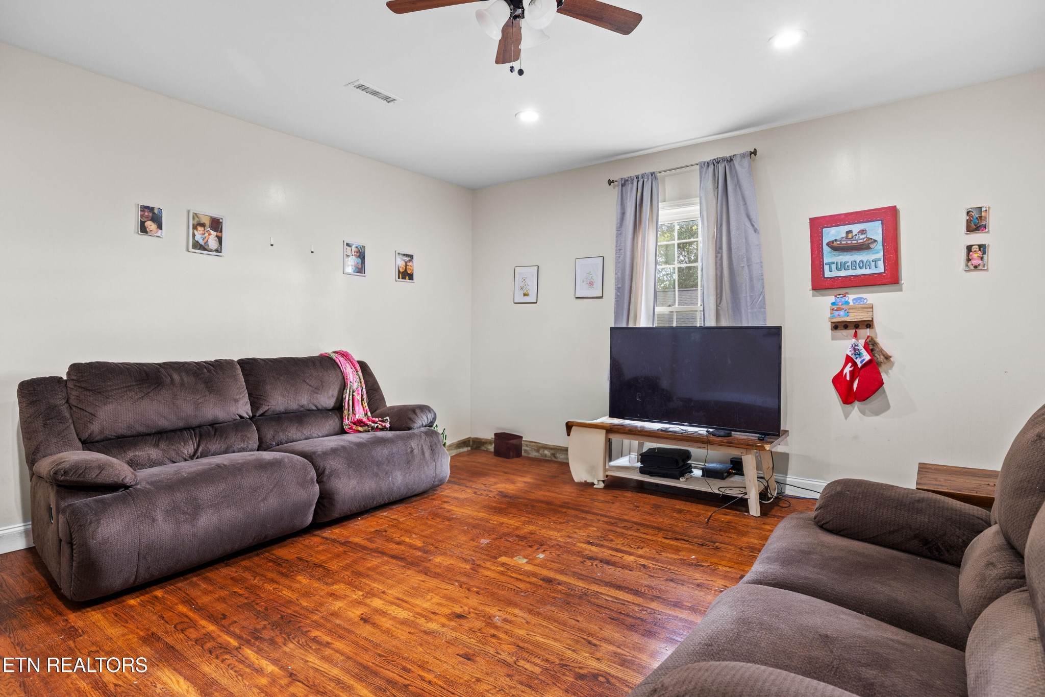 706 Broad Street Sweetwater, TN 37874 - Photo 7 of 28 a living room with furniture and a flat screen tv