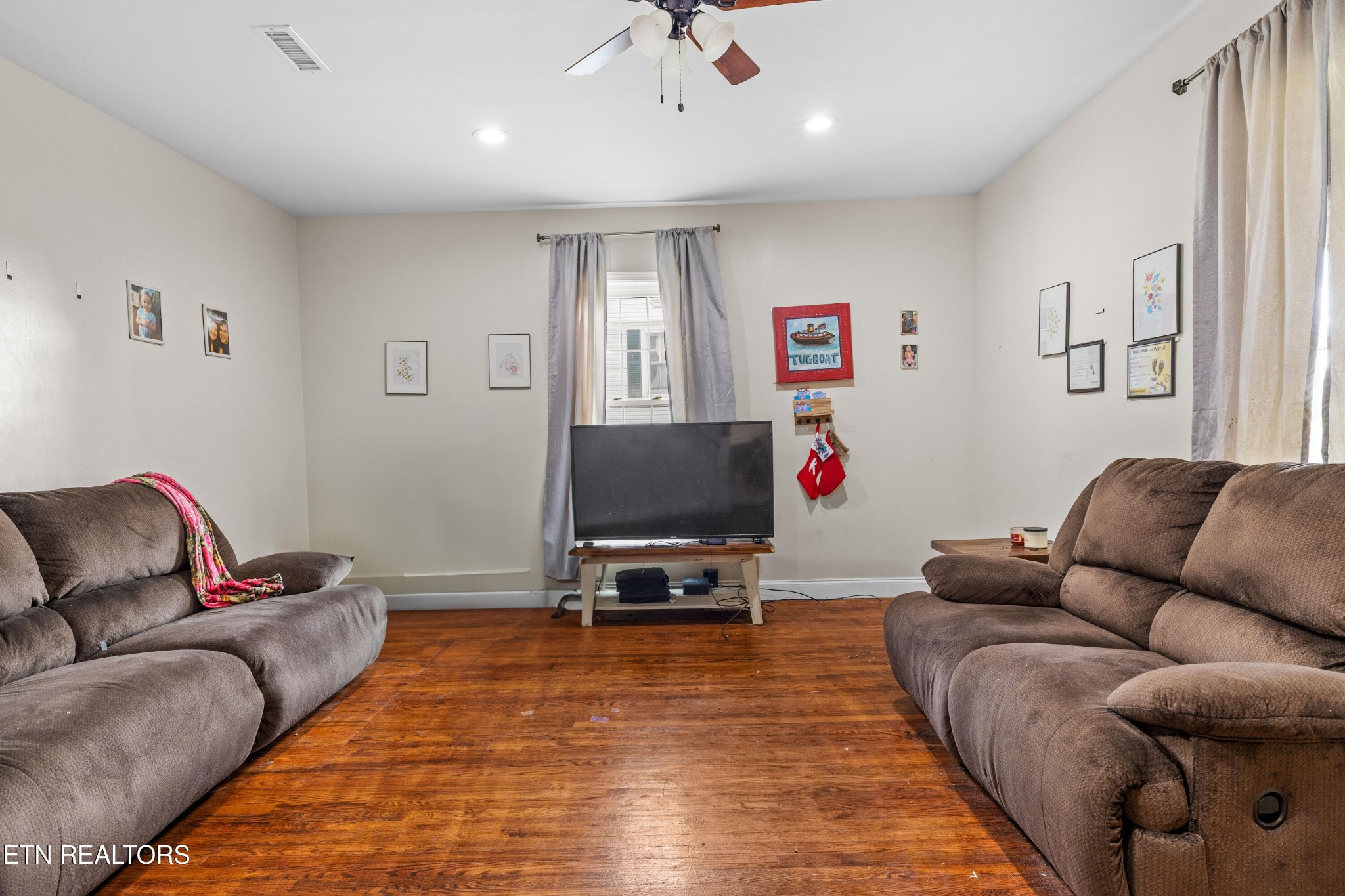 706 Broad Street Sweetwater, TN 37874 - Photo 9 of 28 a living room with furniture and a flat screen tv