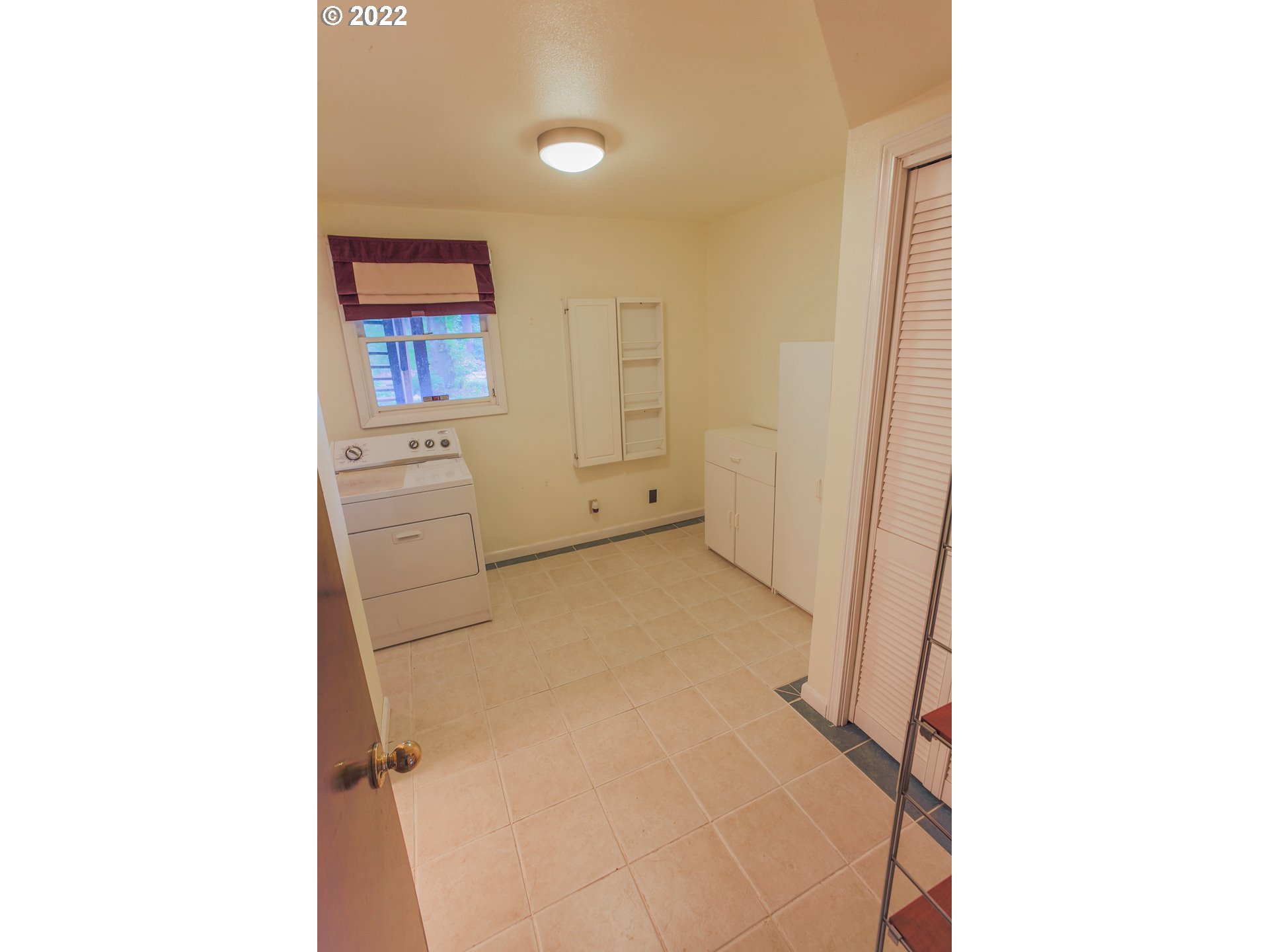 18173 Southeast Richey Road Gresham, OR 97080 - Photo 13 of 23 a view of a room with cabinet