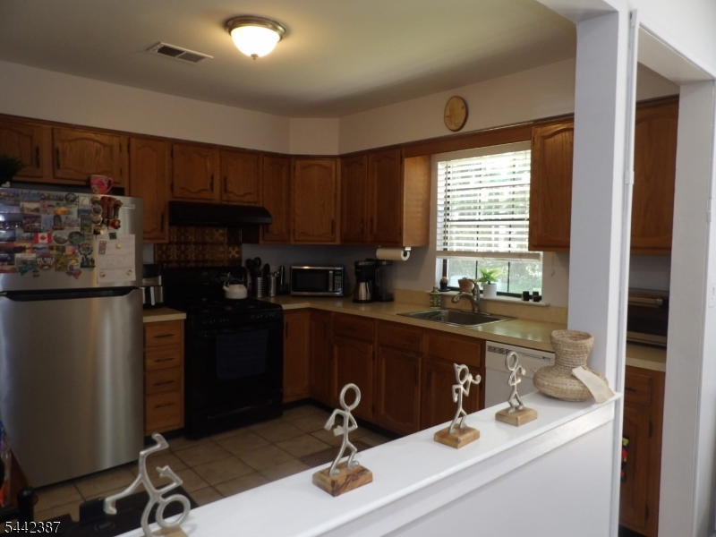 605 Timber Oaks Road Edison, NJ 08820 - Photo 10 of 25