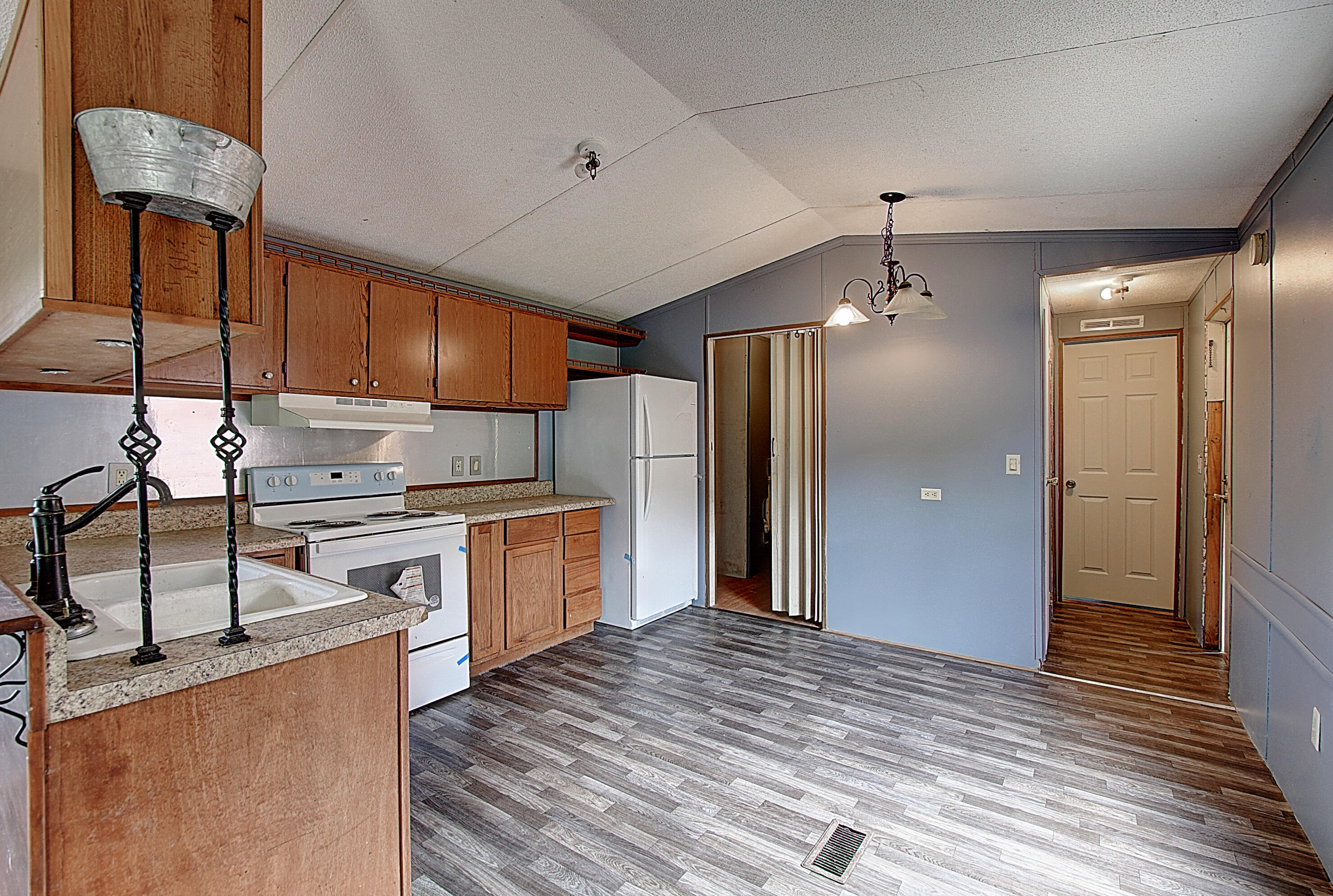117 Ug Buckles Road Elizabethton, TN 37643 - Photo 8 of 26 DSC_0154And8more