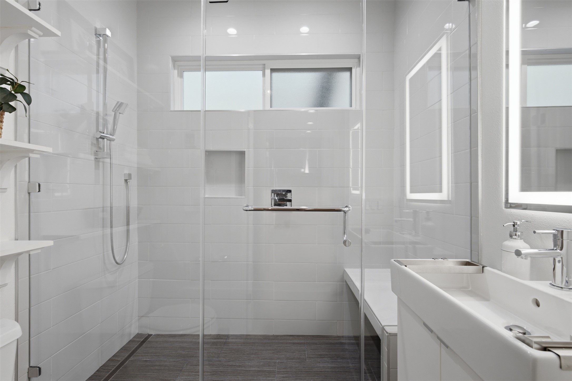 206 East 43rd Street Austin, TX 78751 - Photo 20 of 29 Located between the two bedrooms, the bath features light, bright tile and light.