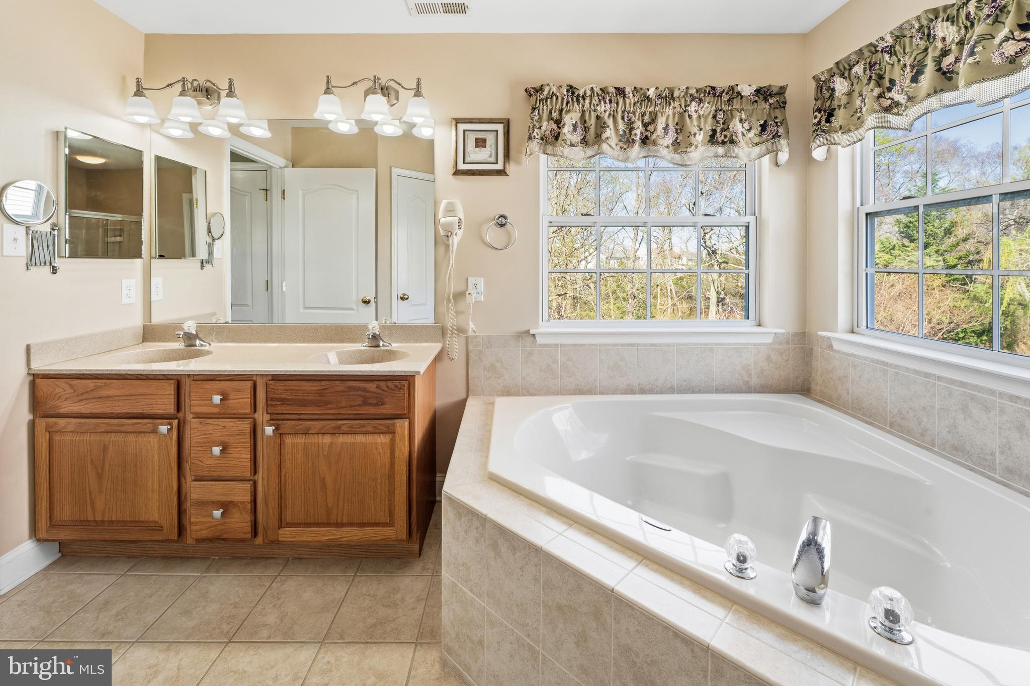 193 Yorktown Road Swedesboro, NJ 08085 - Photo 21 of 36 Primary Suite - Bathroom