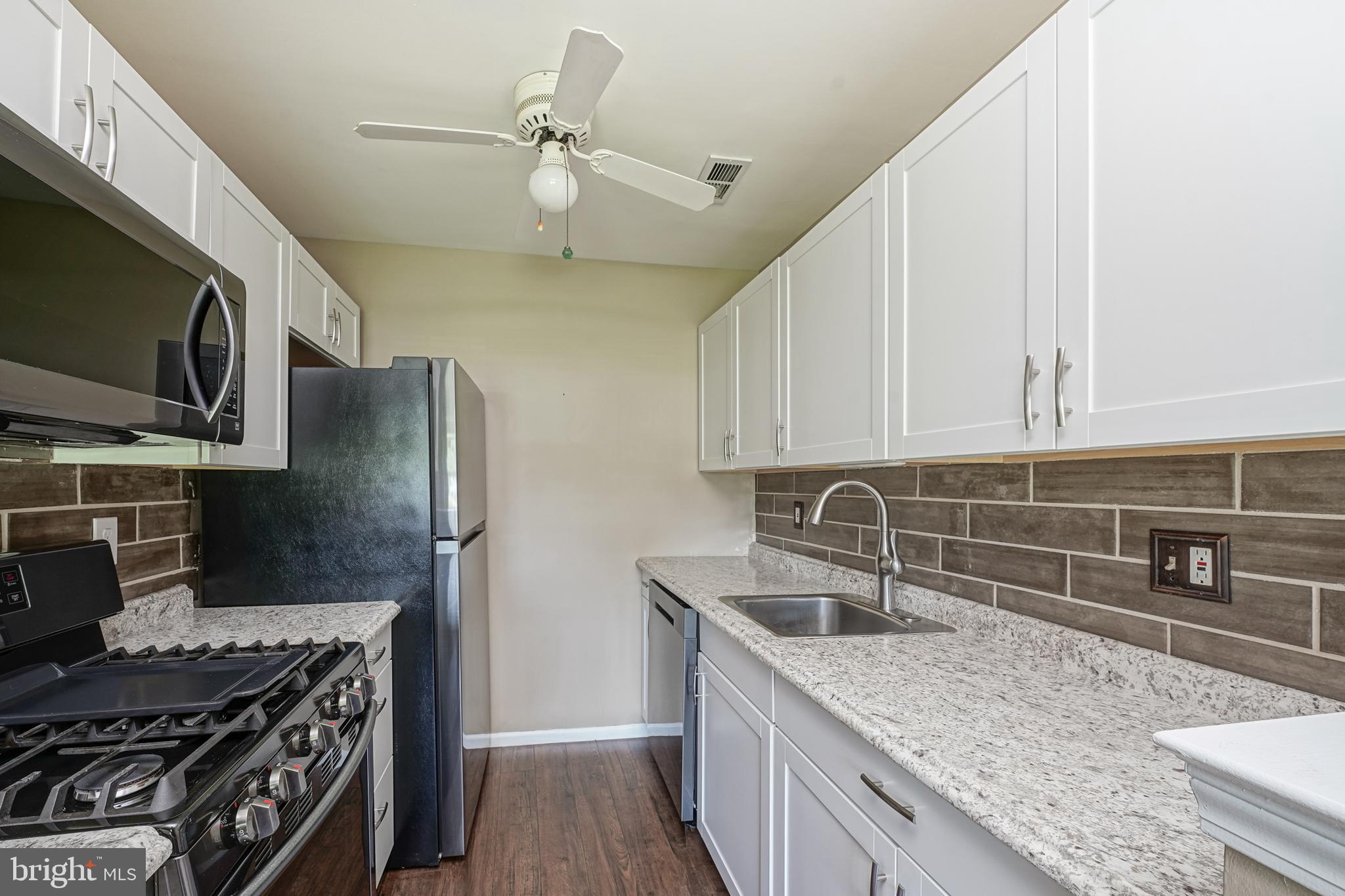 270 Tavistock Road Cherry Hill, NJ 08034 - Photo 10 of 25 Kitchen w/SS Appliances