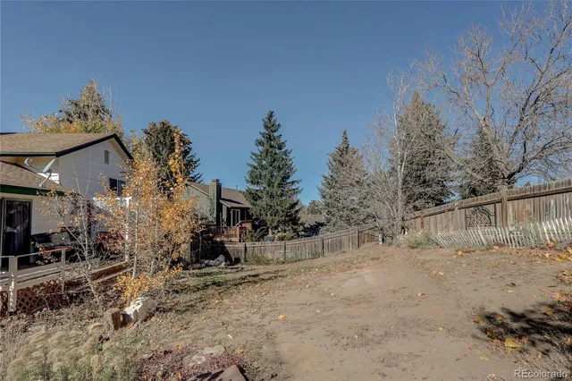 a view of backyard and trees