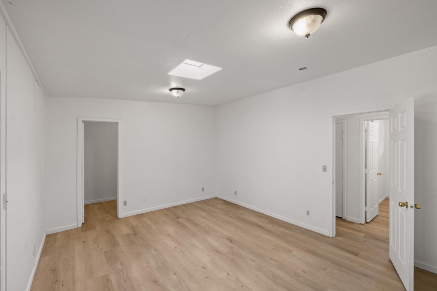 47292 Arroyo Seco Road Greenfield, CA 93927 - Photo 21 of 37 an empty room with wooden floor and windows