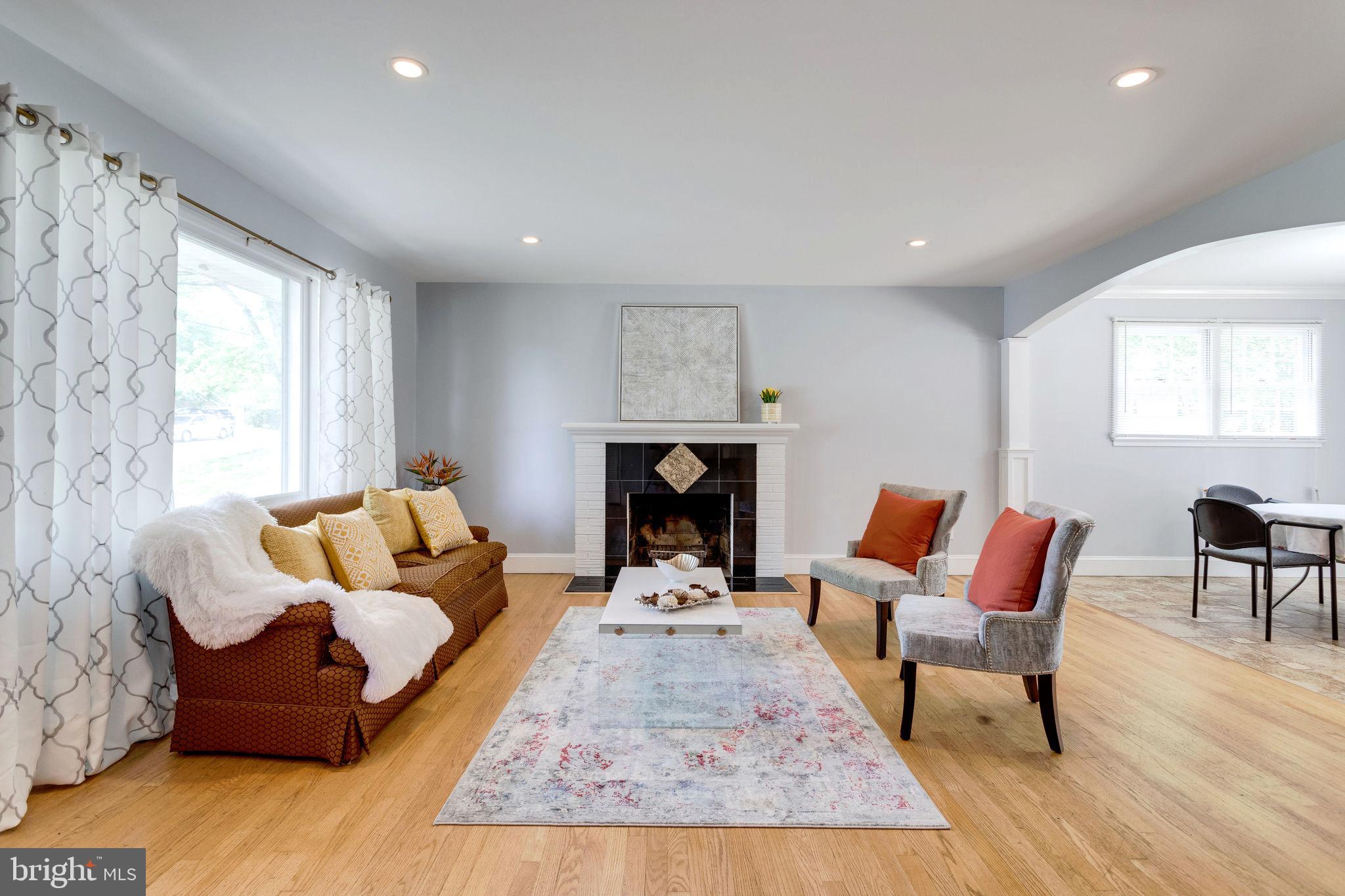5416 Moultrie Road Springfield, VA 22151 - Photo 2 of 33 Living Room