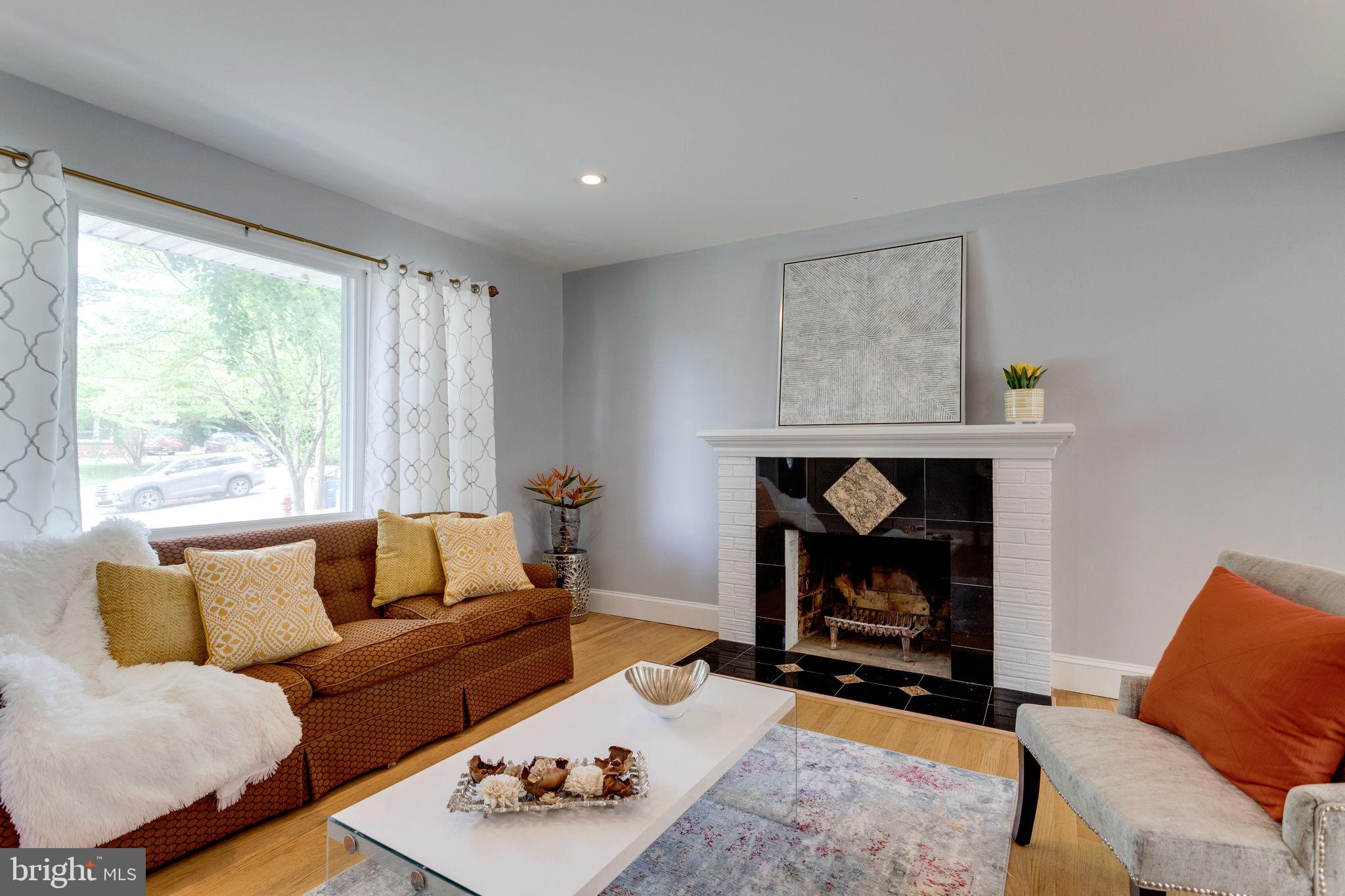 5416 Moultrie Road Springfield, VA 22151 - Photo 3 of 33 Living Room