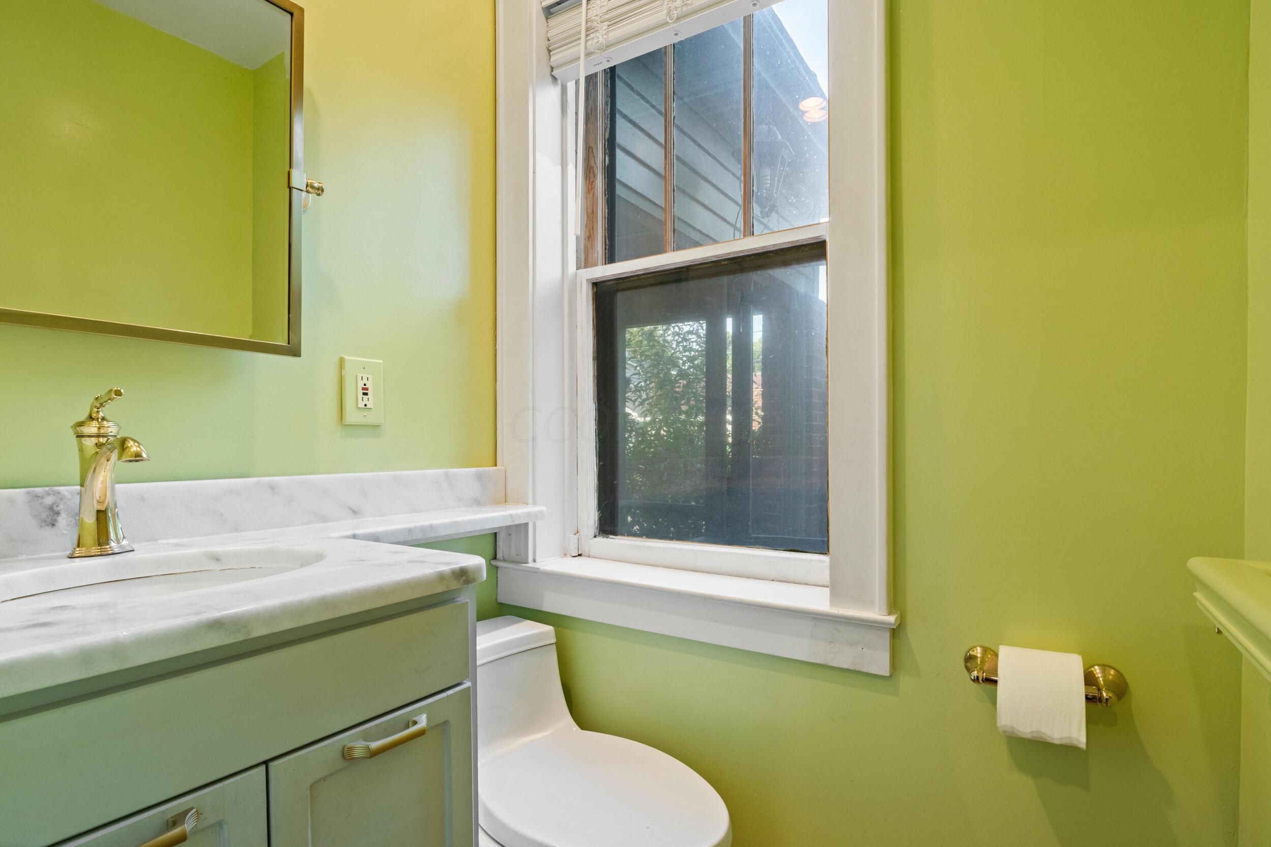 112 North Ardmore Road Columbus, OH 43209 - Photo 12 of 44 Powder Room