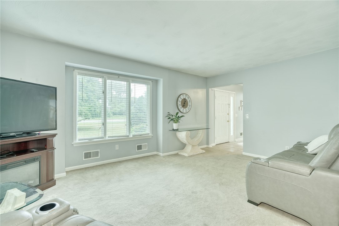 645 Webster Road Webster, NY 14580 - Photo 28 of 50 Living Room