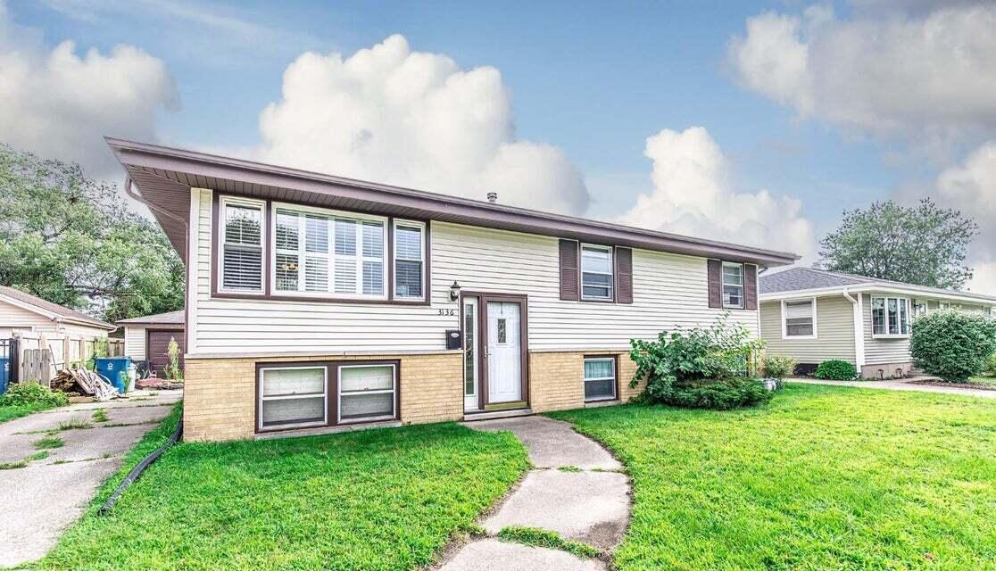 3136 Lois Place Highland, IN 46322 - Photo 2 of 21 1116x640