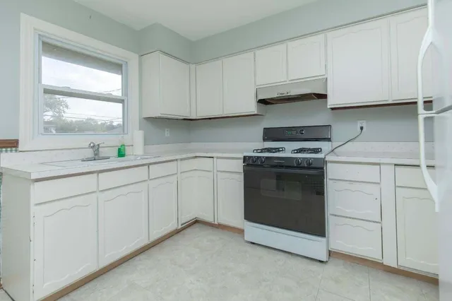 $2,000 | 3136 Lois Place, Highland, IN 46322