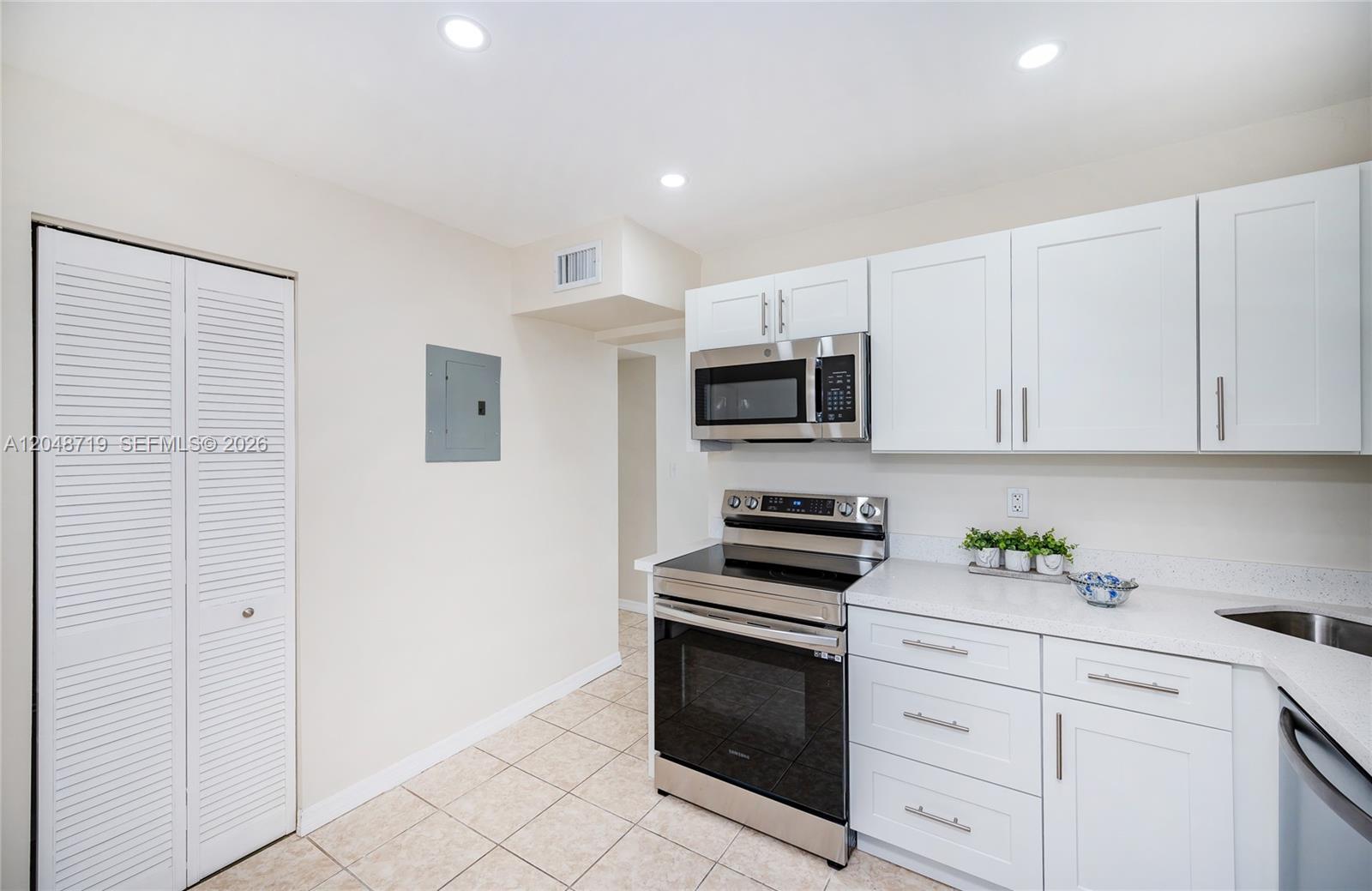 7705 Southwest 86th Street, Unit B114 Miami, FL 33143 - Photo 17 of 34