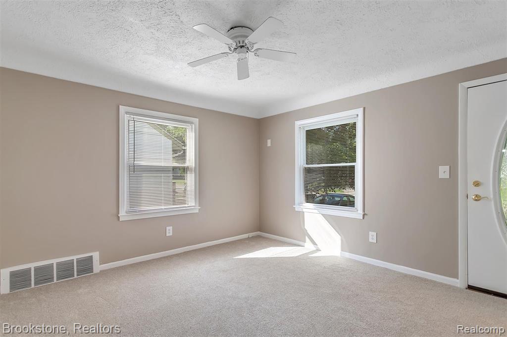 2734 Crooks Road Royal Oak, MI 48073 - Photo 10 of 50