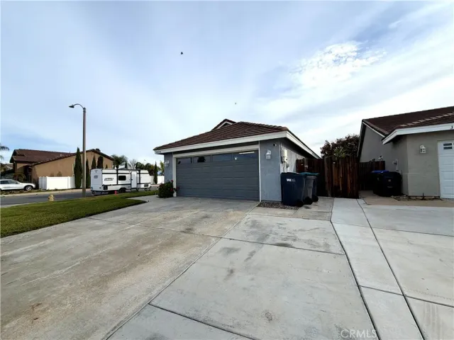 a view of a house with backyard and trees