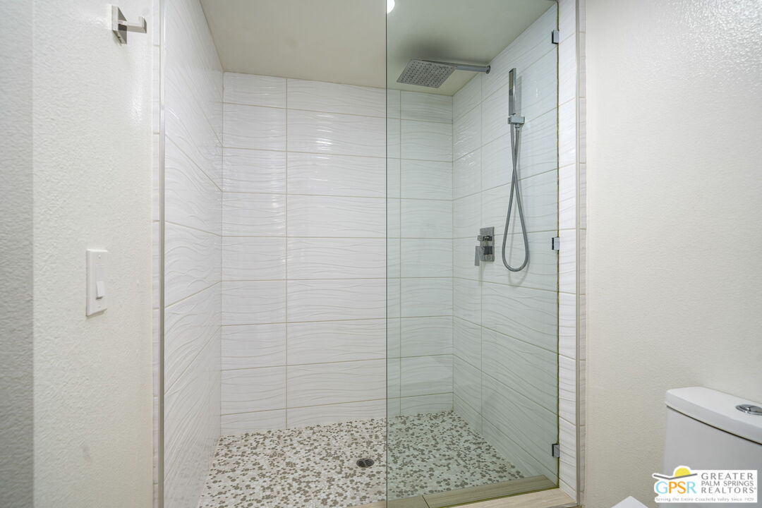 100 East Stevens Road, Unit 513 Palm Springs, CA 92262 - Photo 23 of 26 a bathroom with a shower