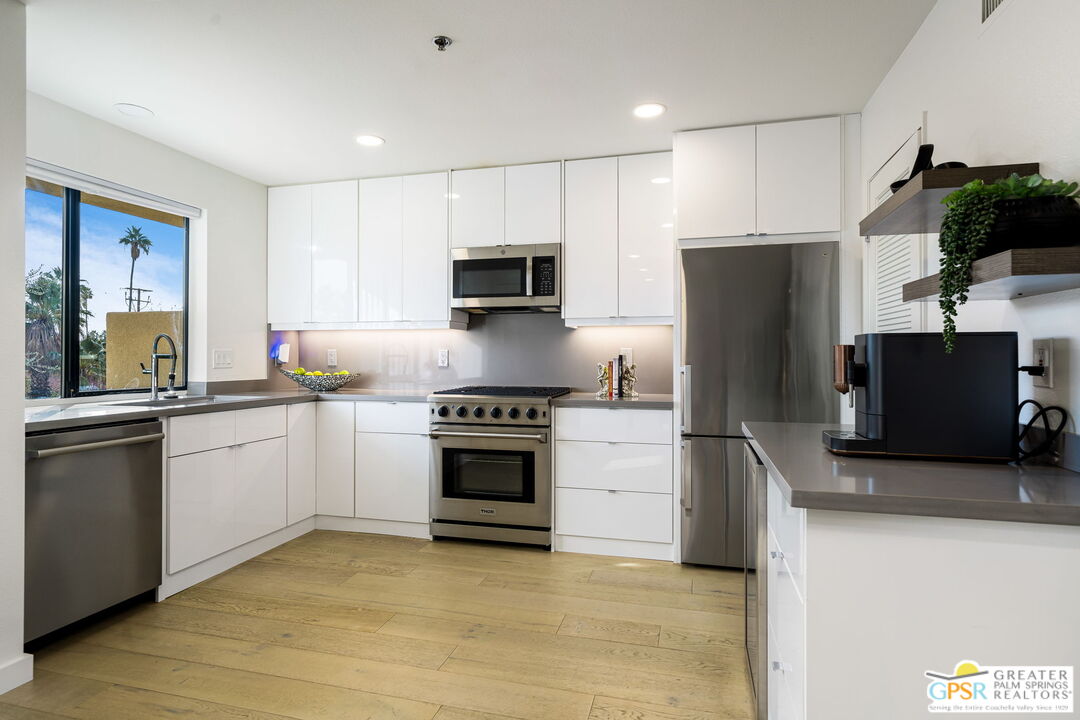 100 East Stevens Road, Unit 513 Palm Springs, CA 92262 - Photo 7 of 26 a kitchen with a refrigerator stove and microwave