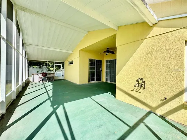 a view of a backyard