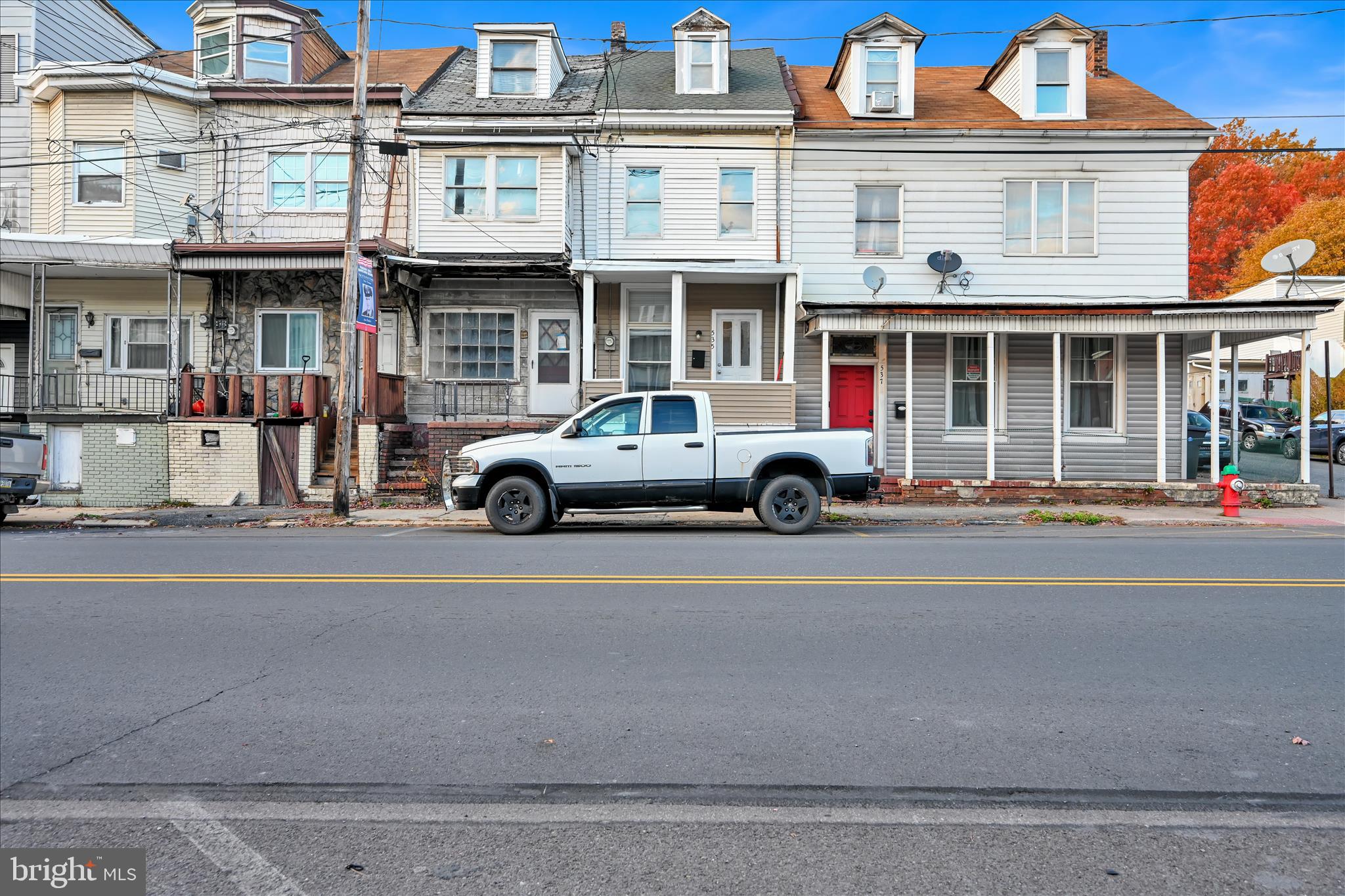 535 East Centre Street Mahanoy City, PA 17948 - Photo 2 of 26 a front view of a residential apartment building with a yard