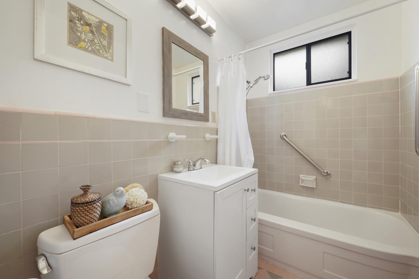 348 San Pablo Avenue Millbrae, CA 94030 - Photo 15 of 20 a bathroom with a toilet sink and bathtub