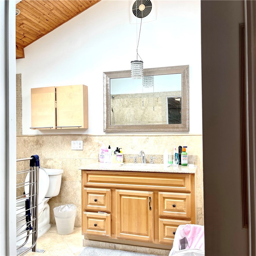 1912 North Kenneth Road Burbank, CA 91504 - Photo 14 of 22 Primary Bathroom