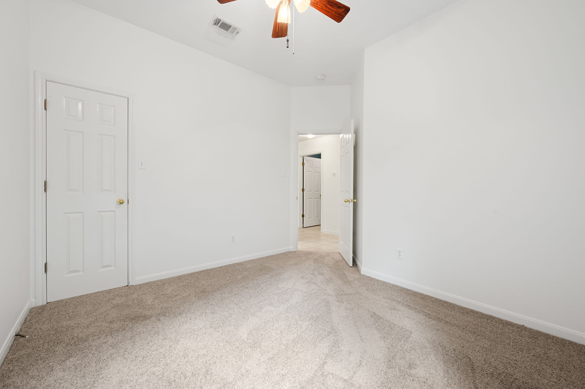 9201 La Siesta Bend Austin, TX 78749 - Photo 28 of 37 an empty room with a ceiling fan and window