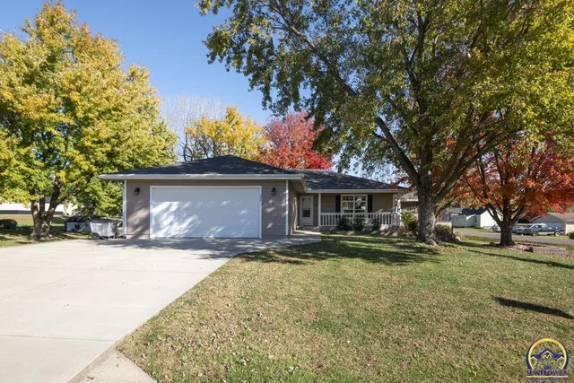 $359,500 | 302 Sunset Lane, Maple Hill, KS 66507