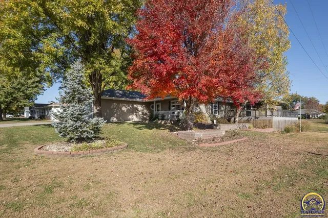 $359,500 | 302 Sunset Lane, Maple Hill, KS 66507