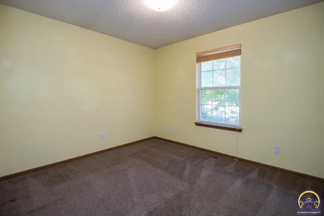 $359,500 | 302 Sunset Lane, Maple Hill, KS 66507