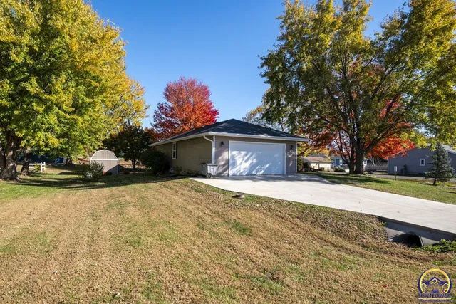 $359,500 | 302 Sunset Lane, Maple Hill, KS 66507