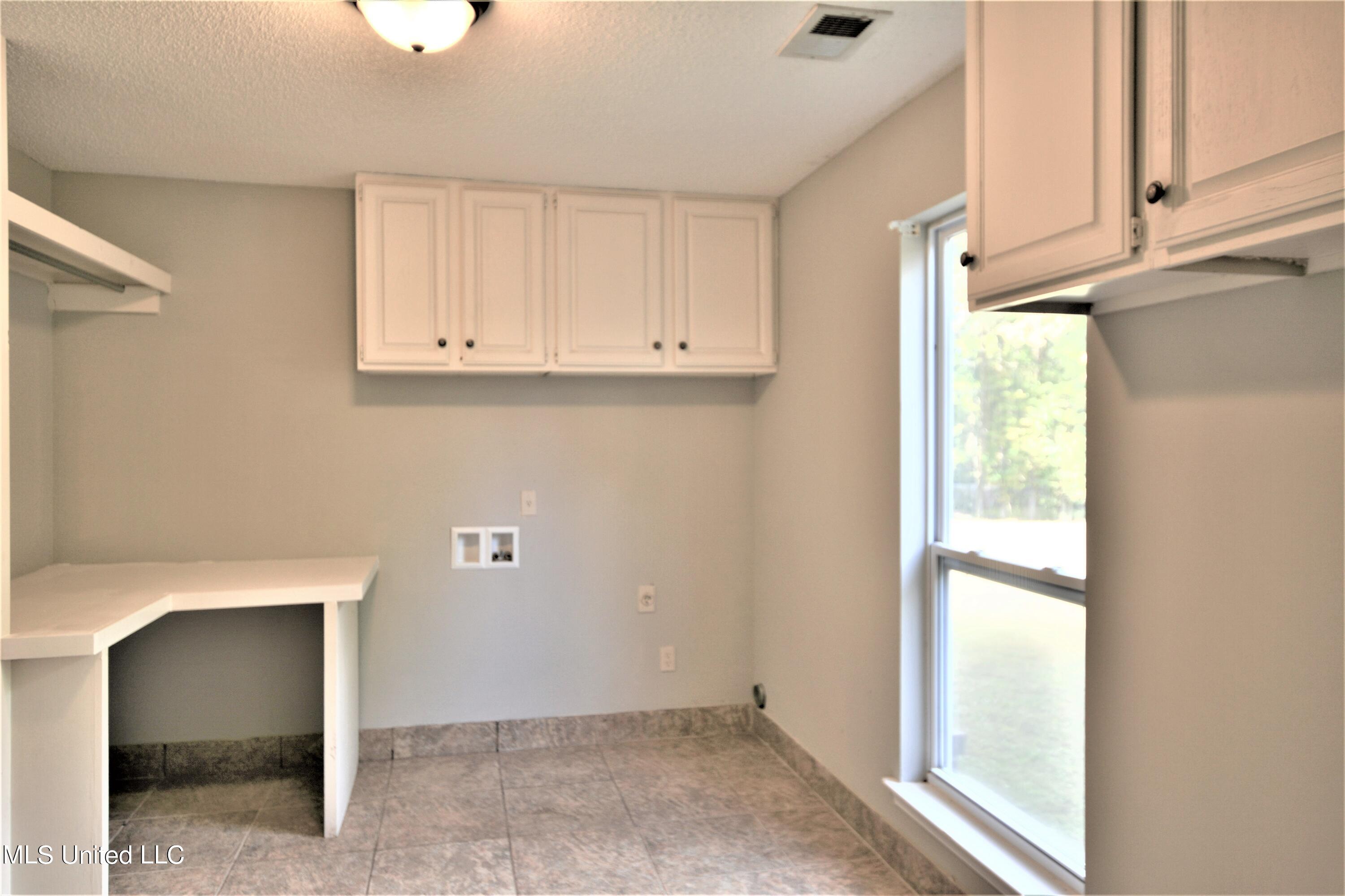 1925 Gwynn Road Nesbit, MS 38651 - Photo 14 of 33 Lg Laundry Room