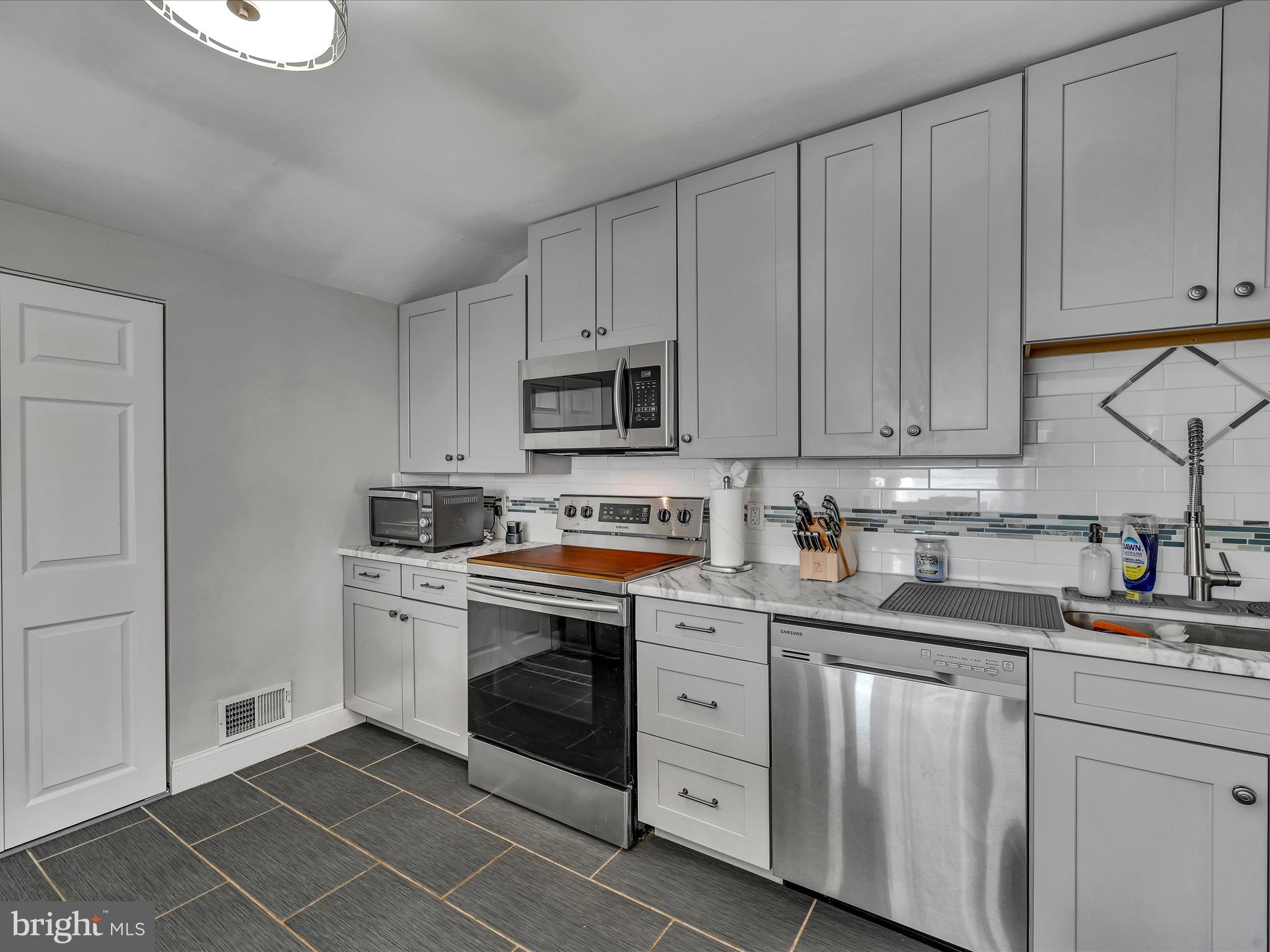1823 Stonington Road Bethlehem, PA 18018 - Photo 8 of 35 Kitchen
