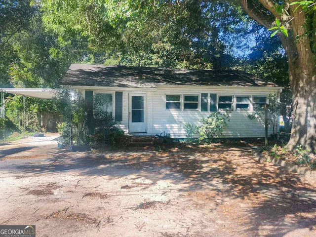 a view of a house with a yard