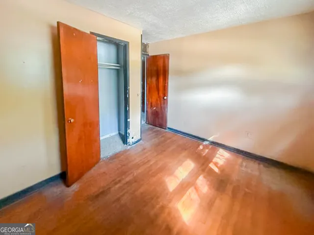 a view of empty room with window