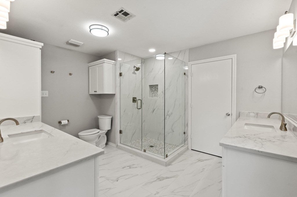 5366 Point La Vista Road Malakoff, TX 75148 - Photo 20 of 34 Bathroom