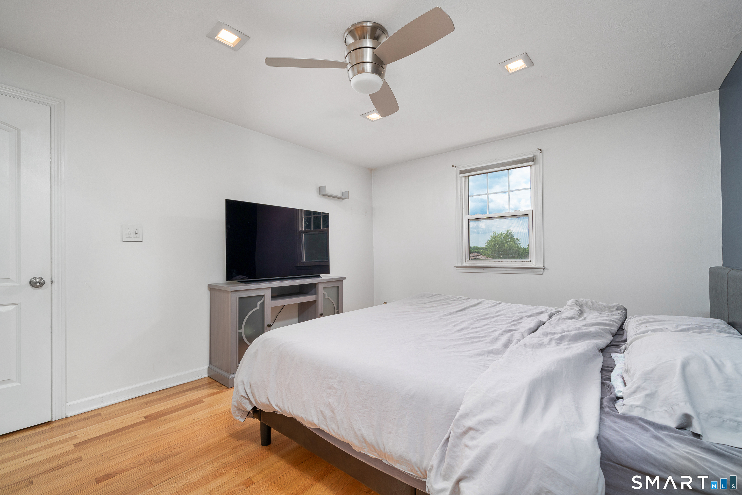 96 Lynn Drive Meriden, CT 06451 - Photo 18 of 39 Master Bedroom Suite w/Walk-in Closet & Full Bathroom