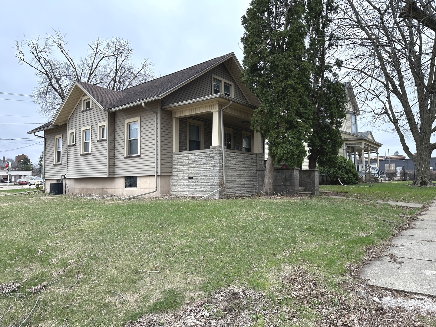 303 South Pleasant Street Princeton, IL 61356 - Photo 3 of 20 a front view of house with yard