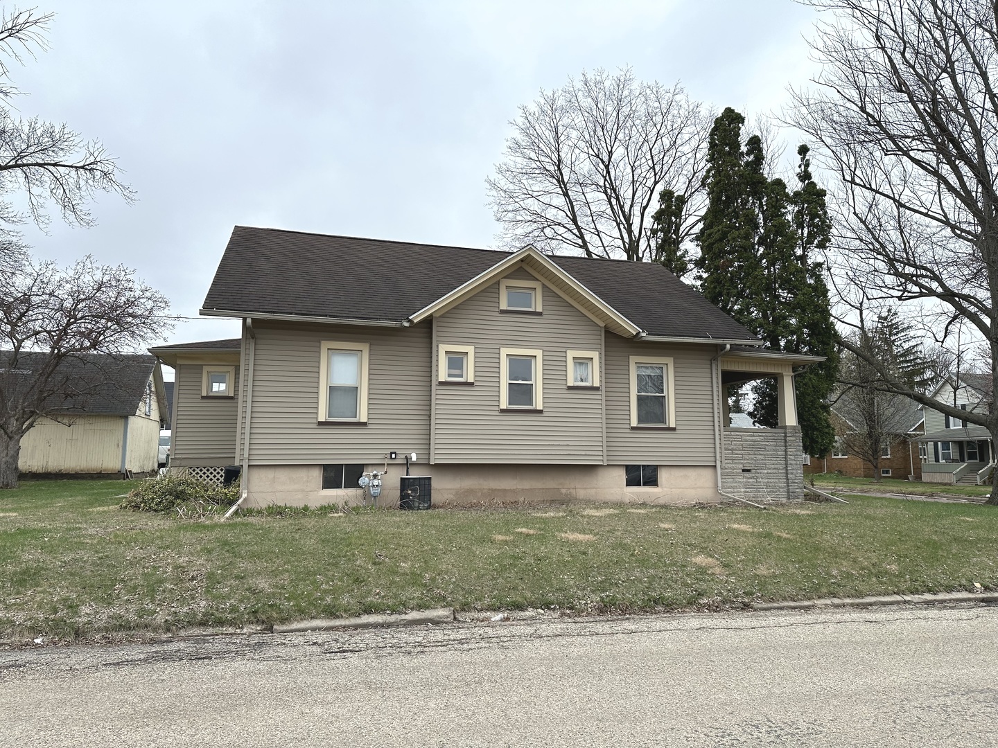 303 South Pleasant Street Princeton, IL 61356 - Photo 4 of 20 a front view of a house with a yard and garage