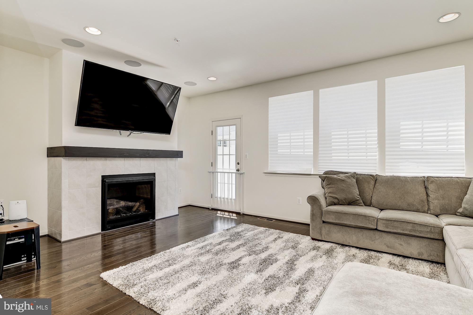 5433 Old Frederick Road Baltimore, MD 21229 - Photo 5 of 29 Living Room