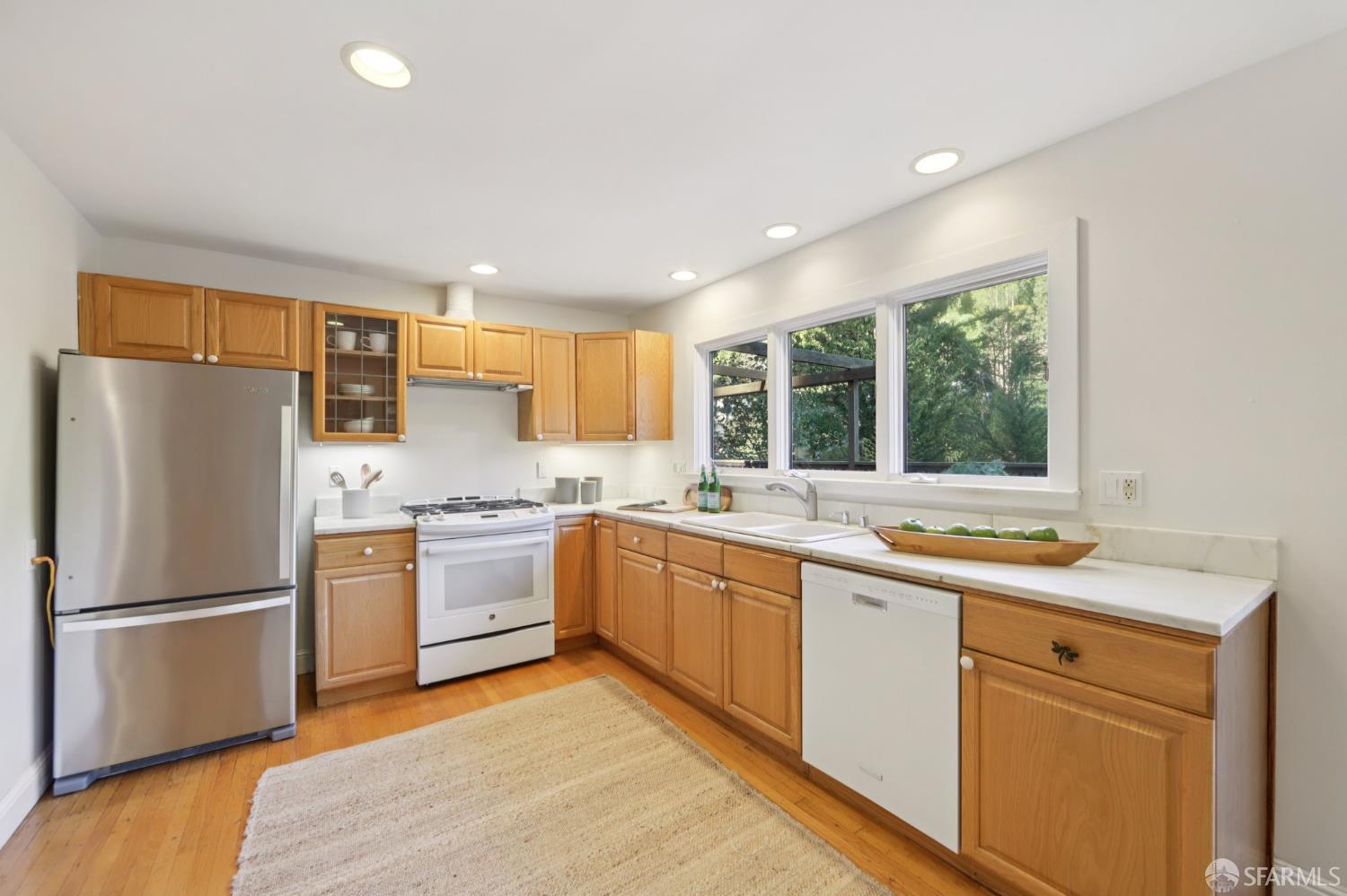 6891 Pinehaven Road Oakland, CA 94611 - Photo 16 of 65