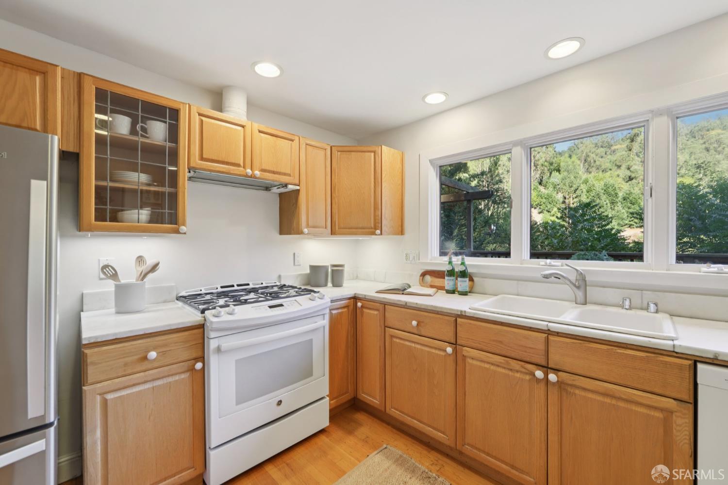 6891 Pinehaven Road Oakland, CA 94611 - Photo 17 of 65