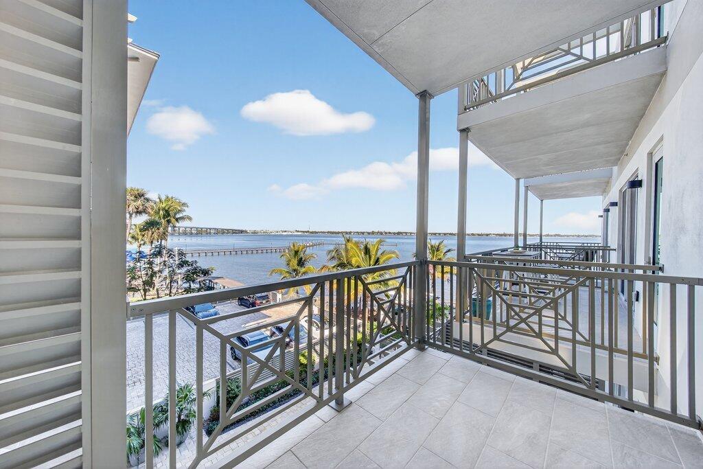 41 Southwest Seminole Street, Unit 304 Stuart, FL 34994 - Photo 15 of 29 a view of a balcony
