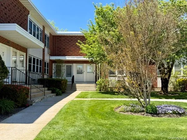 $325,000 | 143 Farber Drive, Unit 143, West Babylon, NY 11704