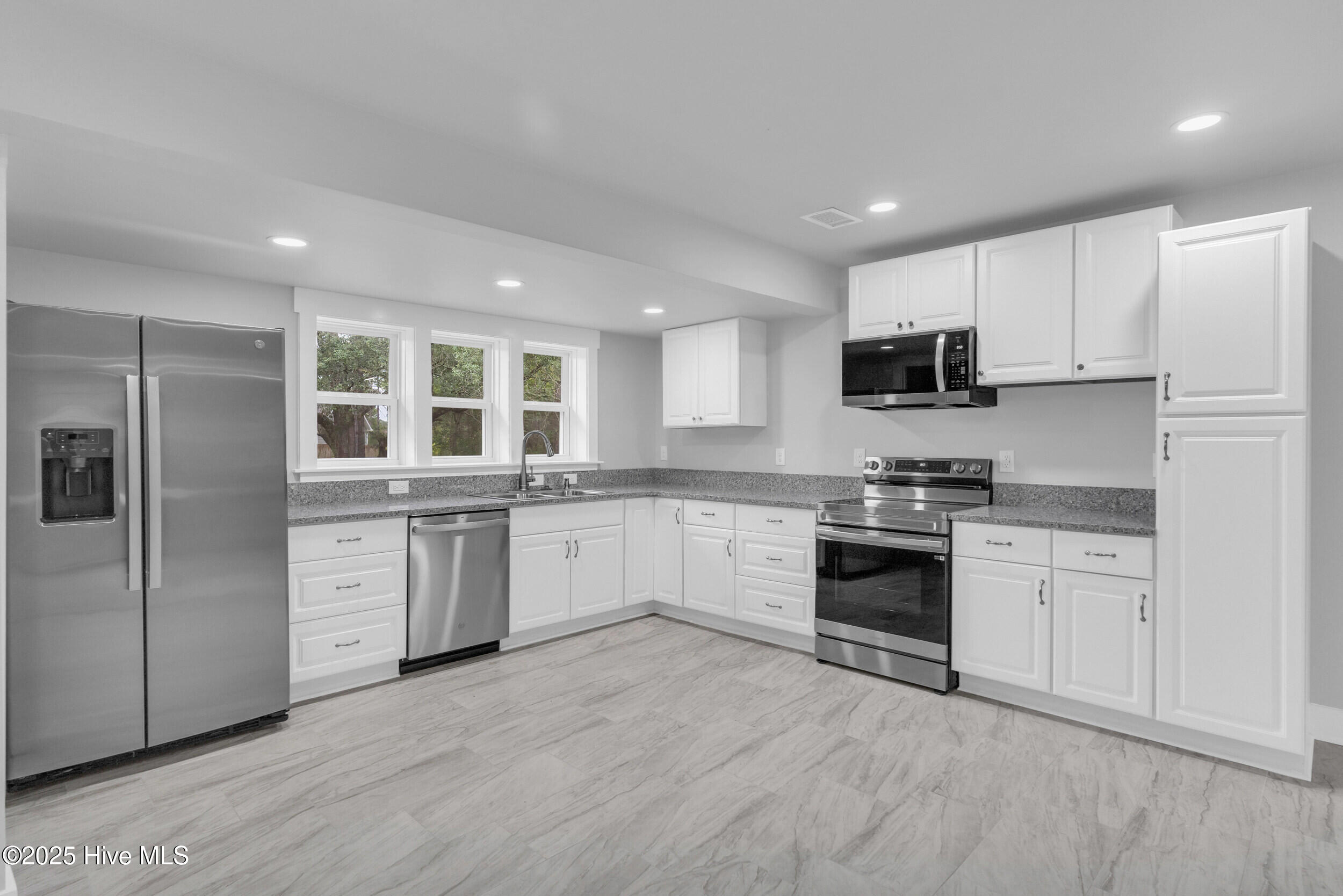 17 Burton Road Southport, NC 28461 - Photo 8 of 34 8_17burtonrd00008