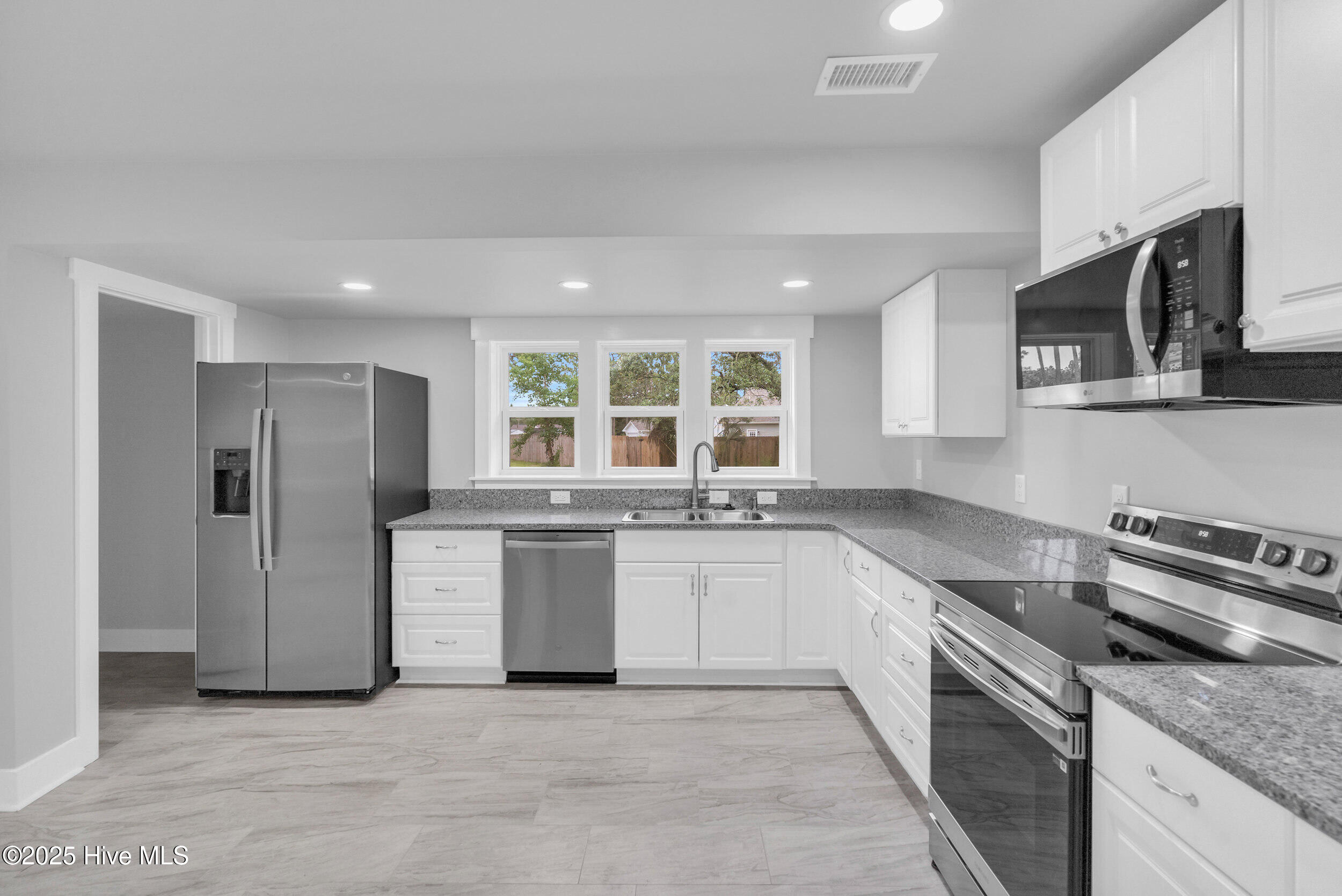 17 Burton Road Southport, NC 28461 - Photo 9 of 34 9_17burtonrd00009